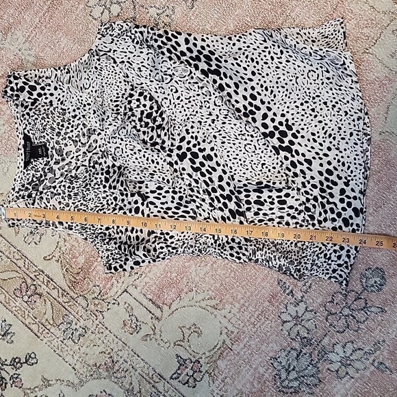 White House Black Market Sleeveless Ruffled Hidden Side Zip Animal Print Top XXS - Picture 8 of 10